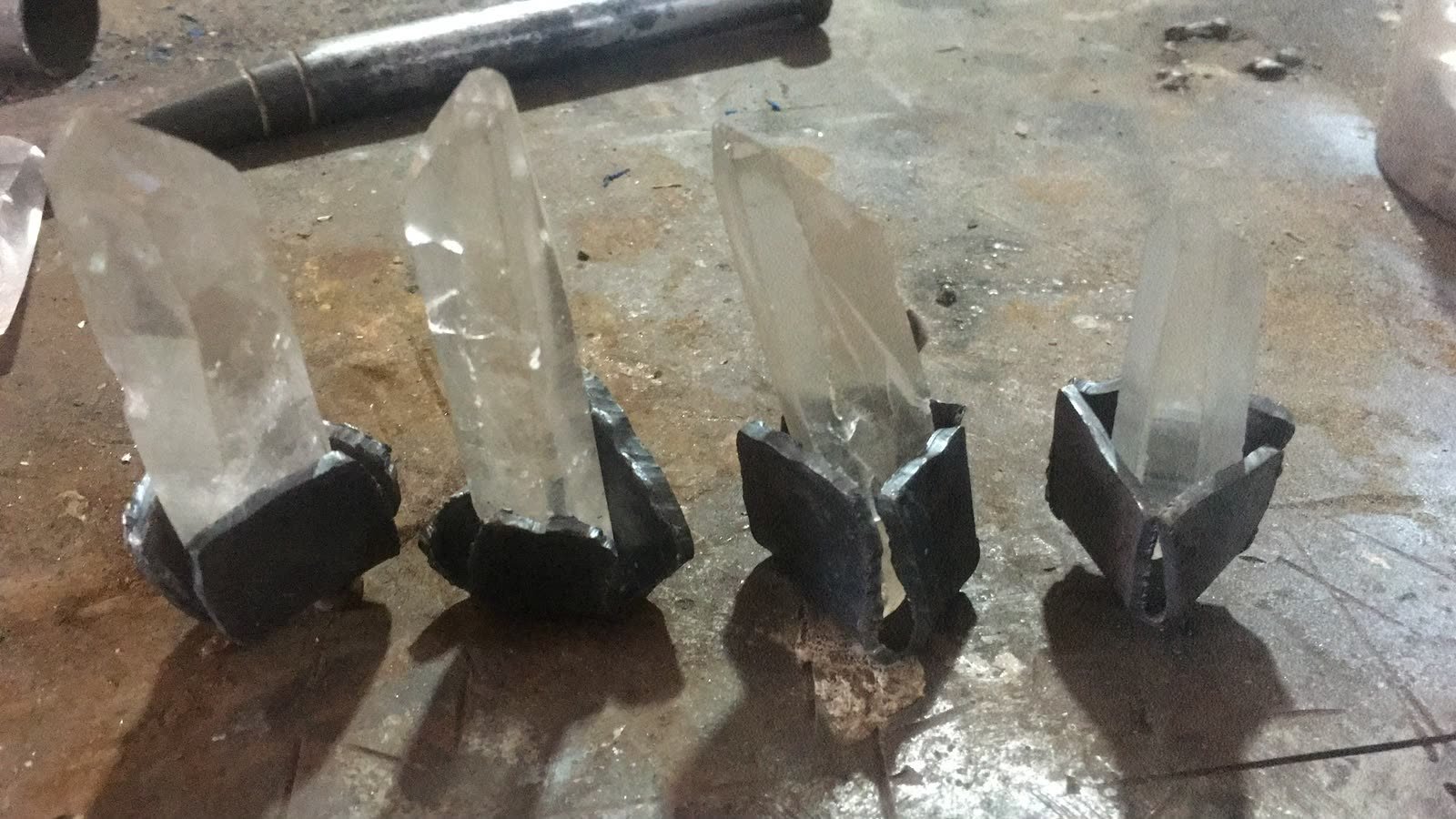 Peças Autorais 6 Cristais de quartzo sobre bases de metal feitas à mão