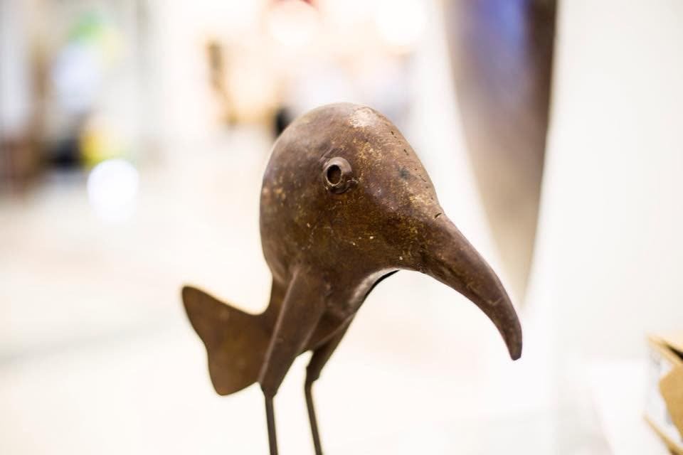 Peças Autorais 4 Escultura figurativa de pássaro em aço patinado