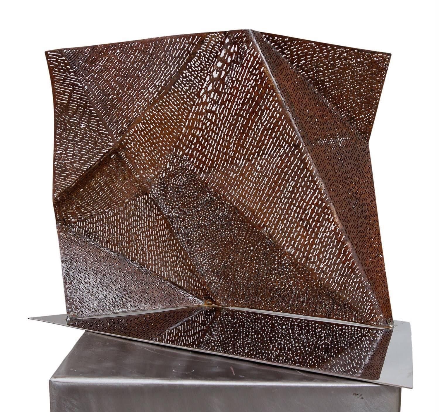 Escultura geométrica em chapa de aço corten dobrada e perfurada