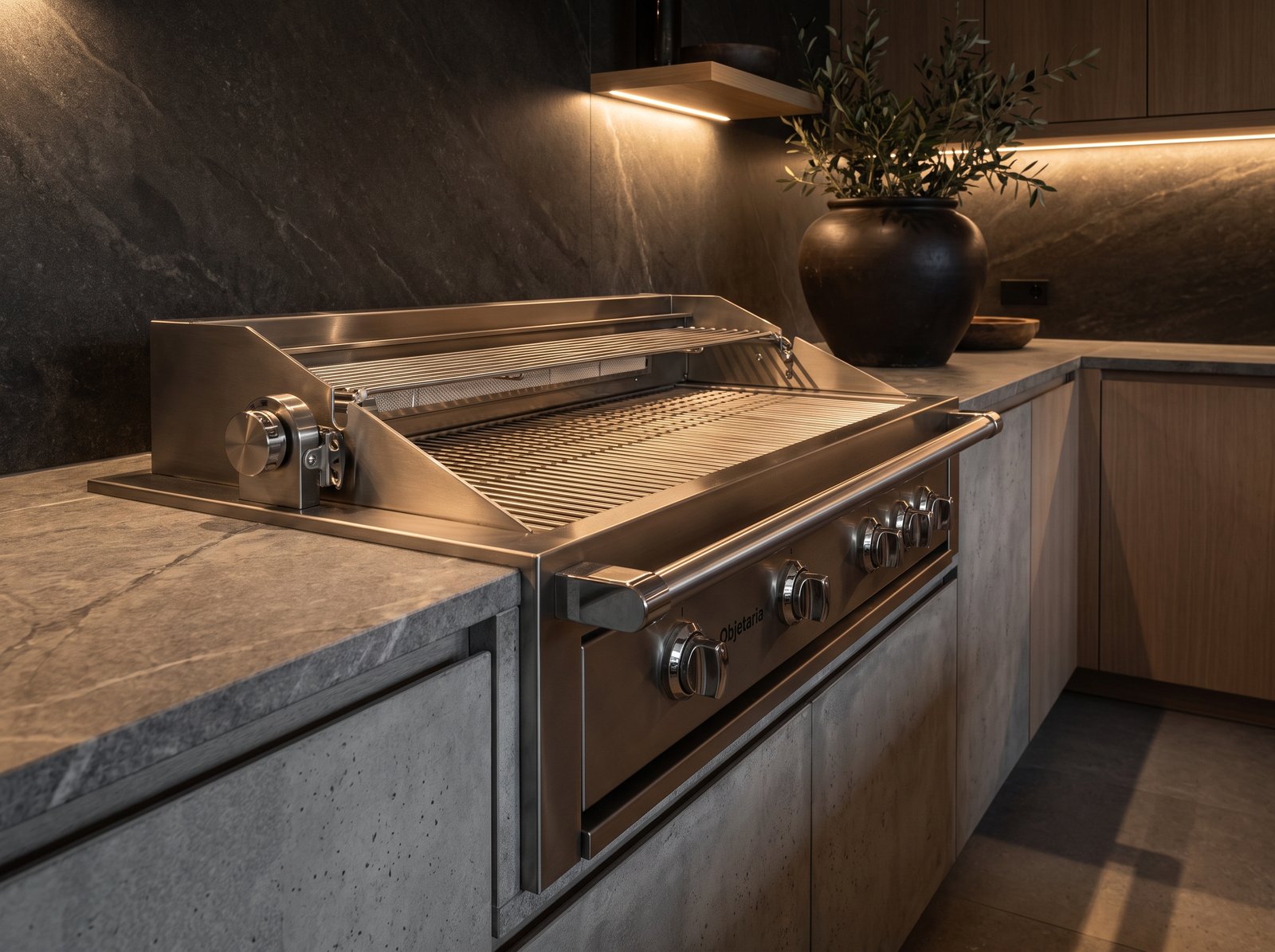 Churrasqueira de embutir em aço inox instalada em espaço gourmet contemporâneo.