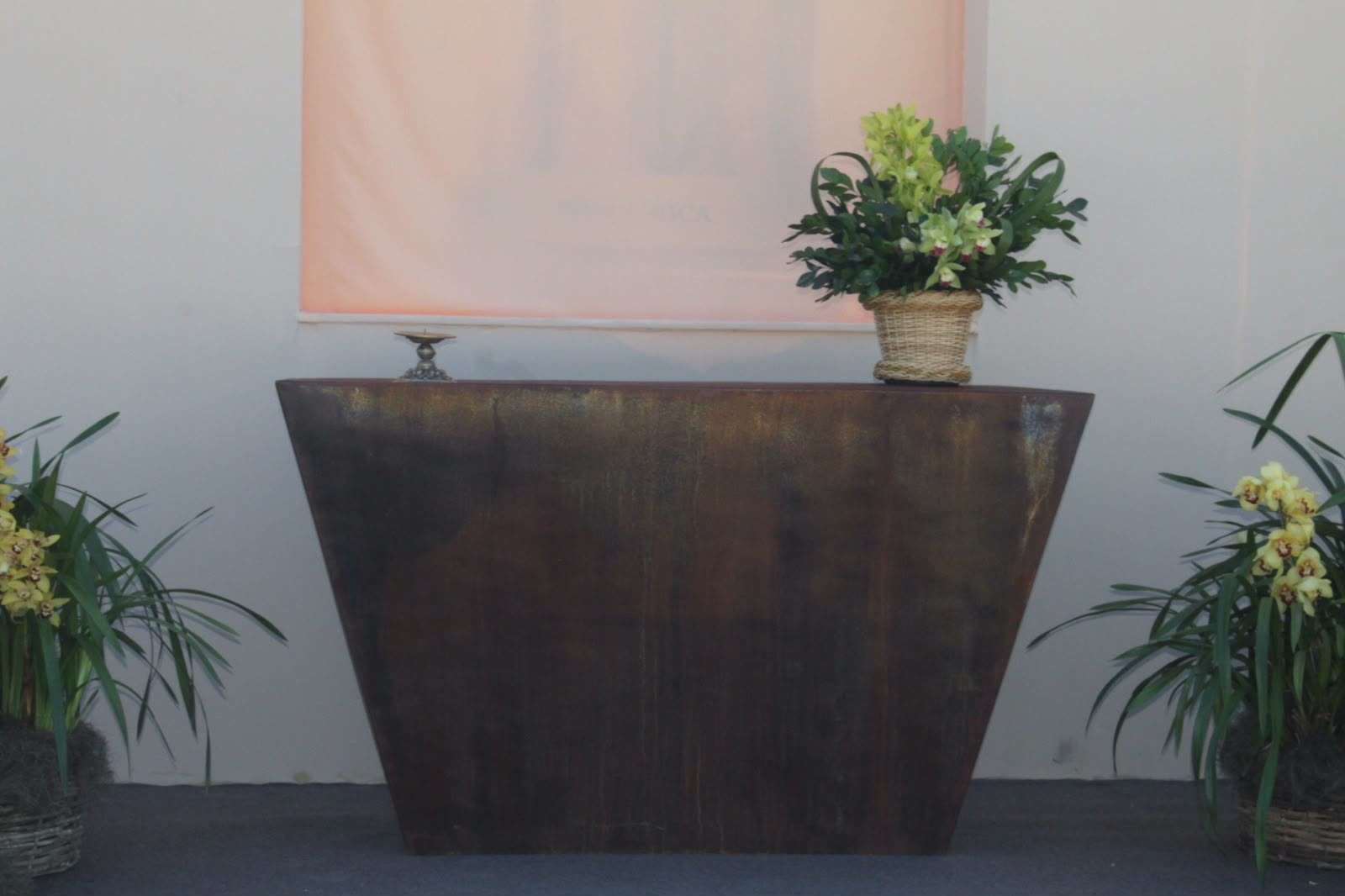 Balcão de recepção trapezoidal em aço corten