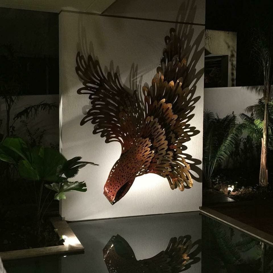 PROJETOS 13 Escultura de águia em aço corten iluminada em parede externa, sobre espelho d’água