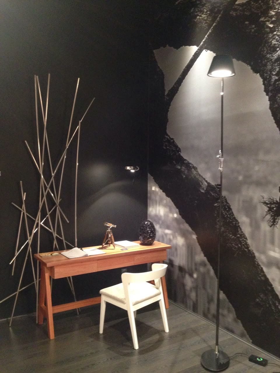 PROJETOS 24 Escultura de hastes em aço inox em ambiente de escritório