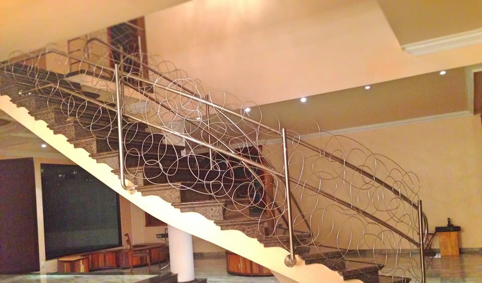 PROJETOS 14 Guarda-corpo curvo de desenho orgânico em escada interna