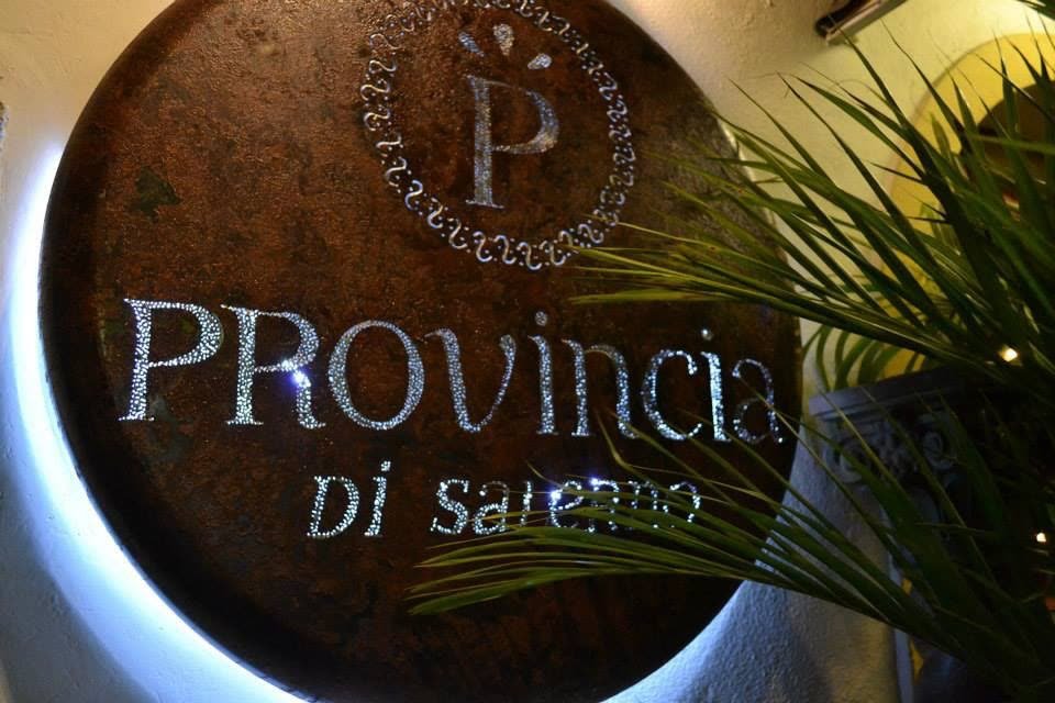PROJETOS 16 Painel circular retroiluminado em aço corten com logotipo recortado