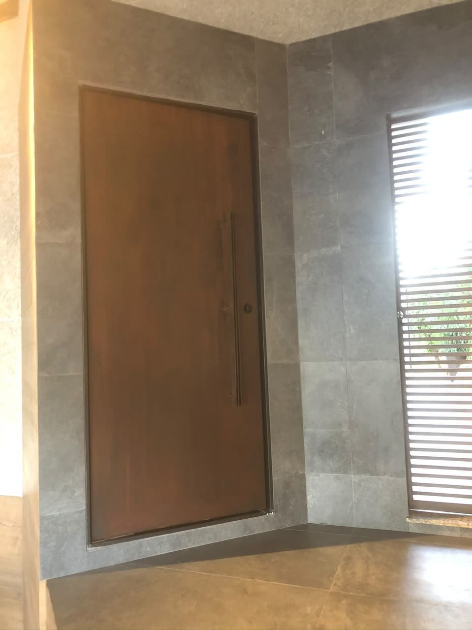 PROJETOS 11 Porta de entrada principal em aço corten com puxador embutido