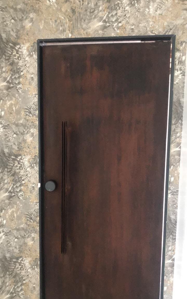 PROJETOS 19 Porta pivotante em aço corten com puxador vertical longo