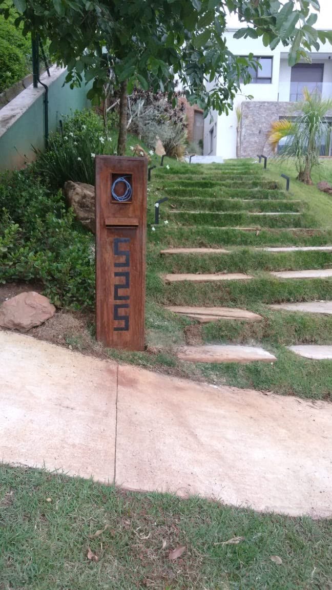 PROJETOS 25 Totem de sinalização externa e caixa de correio em aço corten na entrada de uma casa
